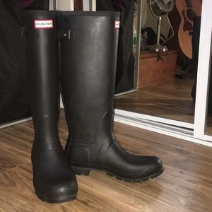HUNTER knee-high matte black boots w/ calf strap!